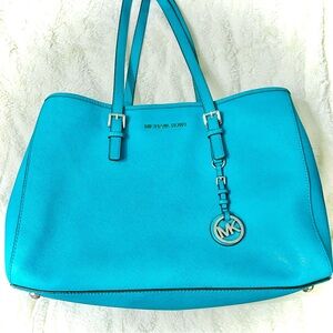 Michael Kors bag barely used in excellent condition